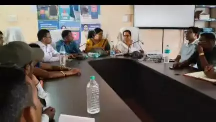 टंडवा: प्रखंड कार्यालय सभागार में जिला उप निर्वाचन पदाधिकारी ने अधिकारियों व कर्मियों के साथ की समीक्षा बैठक