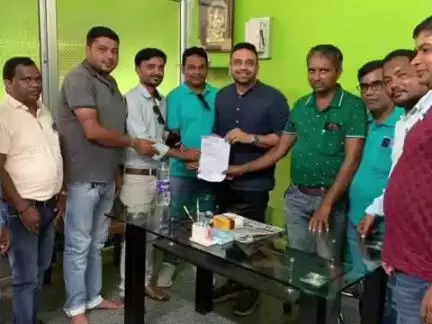बहरागोड़ा: बहरागोड़ा में झामुमो कार्यालय में मल्टीपरपज वर्कर्स ने पूर्व विधायक कुणाल षाड़ंगी से की मुलाकात