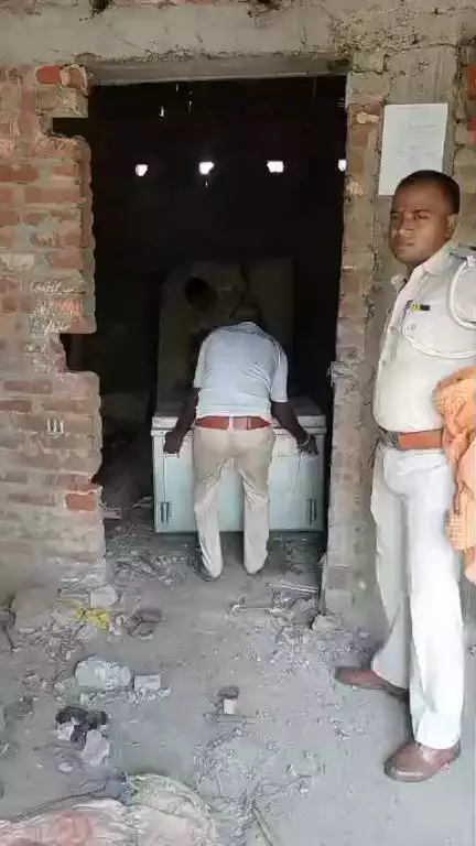 राजेश्वरी थाना कांड सं० 51/24  धारा80(2),103(1),3(5) bns में फरार अभियुक्त के घर पर जाकर विधिवत कुर्की जप्ति किया गया।