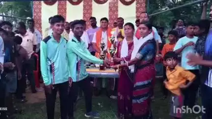 ନବରଙ୍ଗପୁର ପୋଲିସ ଷ୍ଟେସନ: ଚାଟିଗୁଡା ଡଙ୍ଗରିସାହି ରେ ଆୟୋଜିତ କ୍ରିକେଟ ଟୁର୍ନାମେଣ୍ଟ ରେ ଯୋଗଦେଲେ ଝରୀଗାଁ ବିଧାୟକ