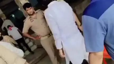 कोल: अलीगढ़ में युवक ने थाना इंचार्ज के साथ रील बनाकर सोशल मीडिया पर की वायरल