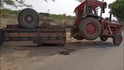 इंद्रगढ़: लाखेरी में हाउसिंग बोर्ड इलाके में असंतुलित होकर ट्रैक्टर ट्रॉली पलटी, हादसे में नहीं हुई जनहानि