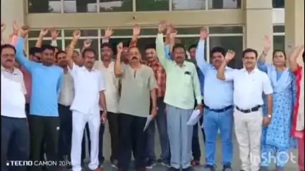 विदिशा नगर: प्राथमिक-माध्यमिक शिक्षकों ने जिओ टेक नियम बंद करने की मांग के साथ शुक्रवार शाम 5 बजे कलेक्ट्रेट में ज्ञापन सौंपा