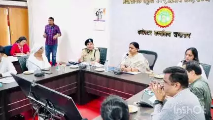 राष्ट्रीय महिला आयोग की सदस्या श्रीमती अर्चना मजूमदार की अध्यक्षता में प्रशासनिक संकुल भवन में बैठक आयोजित