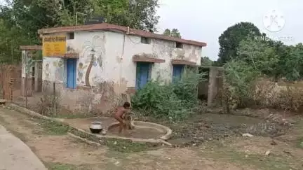 बांधवगढ़: उमरिया ग्राम पंचायत किरन ताल में आंगनबाड़ी के पास हैंडपंप का पानी बच्चों के लिए मुसीबत बना
