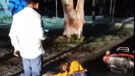 देव: दुलारे मुखिया बिजेंद्र यादव ने देव मोड़ के पास सड़क पर गिरे घायल युवक को मानवता का परिचय देते हुए अस्पताल पहुंचाया