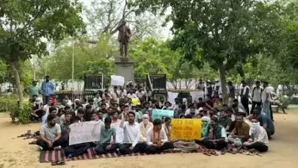 जयपुर: फर्स्ट ग्रेड परीक्षा स्थगित करने की मांग को लेकर तीसरे दिन भी धरने-प्रदर्शन जारी