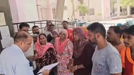हनुमानगढ़: जिला मुख्यालय पर सफाईकर्मियों ने एक पारी में ड्यूटी की मांग की, नगर परिषद सफाईकर्मियों का जिला कलेक्ट्रेट पर प्रदर्शन