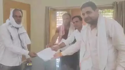 नोखा: स्थाई कनिष्ठ अभियंता नियंत नियुक्त करने की मांग, पार्षदों के प्रतिनिधि मंडल ने निगम के सहायक अभियंता को सौंपा ज्ञापन