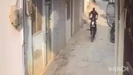 हुज़ूर: पूर्व विधायक के घर के सामने से चोरी हुई मोटरसाइकिल का सीसीटीवी फुटेज आया सामने, कैमरे में कैद हुई चोरी