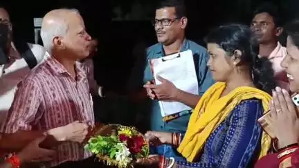 ଫୁଲବାଣୀ ସହର: ଫୁଲବାଣି ଠାରେ cdmo ଙ୍କୁ ଫୁଲତଡା ଦେଇ ସମର୍ଧନା ଜଣାଇଲେ ସ୍ୱସ୍ଥ୍ୟ କର୍ମୀ  ।