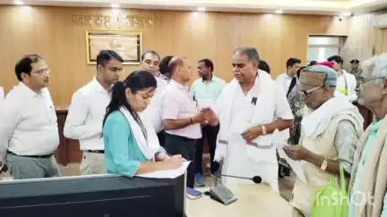 चेनारी: रोहतास के डीएम ने जनता दरबार में 111 लोगों की समस्याएं सुनीं, संबंधित अधिकारियों को तत्काल निष्पादन का दिया निर्देश