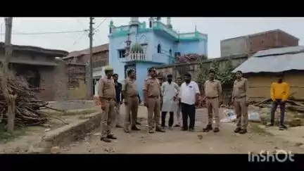 तुलसीपुर: थाना AHTU पुलिस टीम ने सुरक्षा के दृष्टिगत इंडो नेपाल बॉर्डर के वीरपुर सेमरी गांव में किया पैदल गश्त