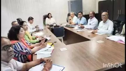 हुज़ूर: रीवा: कलेक्टर ने किसानों को फसल विविधीकरण व प्राकृतिक खेती के लिए जागरूक करने को कहा