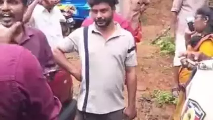 പത്തനാപുരം: കുന്നിക്കോട് തെരുവ് നായ്ക്കളുമായി എത്തിയ വാഹനം നാട്ടുകാർ തടഞ്ഞു