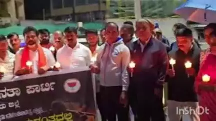 ಚಿಕ್ಕಮಗಳೂರು: ವಿಮಾನ ದುರಂತದಲ್ಲಿ ಮೃತಪಟ್ಟವರಿಗೆ ನಗರದ ಹನುಮಂತಪ್ಪ ವೃತ್ತದಲ್ಲಿ ಬಿಜೆಪಿಯಿಂದ ಶ್ರದ್ಧಾಂಜಲಿ