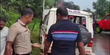 പത്തനാപുരം: കടക്കാമണ്ണിൽ പോക്സോ പ്രതിയുമായ പോലിസ് ജീപ്പ് അപകടത്തിൽപ്പെട്ടു