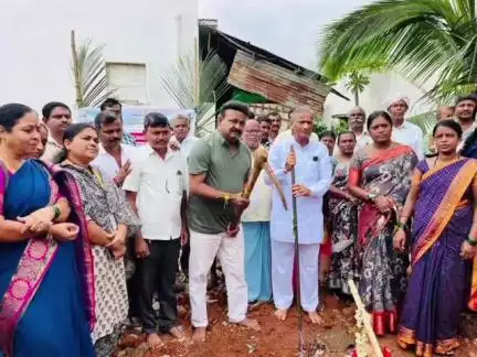 ರಾಣೇಬೆನ್ನೂರು: ಹಿರೇಮಗನೂರ್ ಗ್ರಾಮದಲ್ಲಿ ₹20 ಲಕ್ಷ ವೆಚ್ಚದ ಅಂಗನವಾಡಿ ಕಟ್ಟಡಕ್ಕೆ ಶಾಸಕ ಪ್ರಕಾಶ್ ಕೋಳಿವಾಡ್ ಶಂಕುಸ್ಥಾಪನೆ