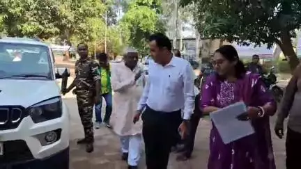 टुंडी: टुंडी प्रखंड कार्यालय में विधायक मथुरा प्रसाद महतो ने आंगनवाड़ी सहायिकाओं को नियुक्ति पत्र सौंपा