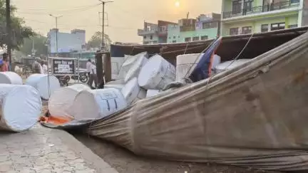 घुवारा: घुवारा में अनियंत्रित ट्रक पलटा, बड़ा हादसा टला, ड्राइवर को मामूली चोटें आईं
