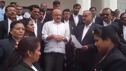 ಚಳ್ಳಕೆರೆ: ವಕೀಲರ ಮೇಲಿನ ಹಲ್ಲೆ ಖಂಡಿಸಿ ತಾಲ್ಲೂಕು ಕಚೇರಿ ಮುಂದೆ ಮೌನ ಪ್ರತಿಭಟನೆ