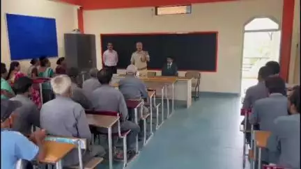 रतलाम नगर: स्कूली बसों की जांच हेतु रतलाम पुलिस द्वारा चलाया जा रहा है अभियान, मॉर्निंग स्टार स्कूल पहुंचकर दी आवश्यक जानकारी