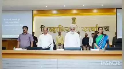 नाशिक: जिल्हाधिकारी कार्यालयात शिक्षणमंत्री दादा भुसे यांच्या उपस्थितीत शिक्षण विभागाची आढावा बैठक पार पडली