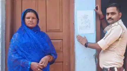 टाटीझरिया: टाटीझरिया पुलिस ने लोटवा निवासी फरार अभियुक्त के घर पर इश्तेहार चिपकाया