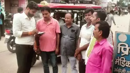 नरकटियागंज: नरकटियागंज में जिला परिषद ने दुकानदारों को थमाया नोटिस, मचा हड़कंप