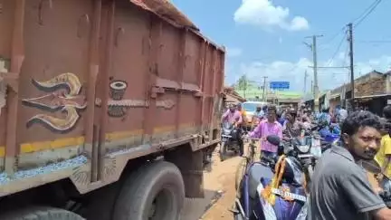 ତେଲକୋଇ: ତେଲକୋଇ ବଜାର ଟ୍ରାଫିକ୍ ସମସ୍ୟା ଚରମ ସିମାରେ , ଲୋକେ ଘଣ୍ଟା ଘଣ୍ଟା ଧରି ରାସ୍ତାରେ #Jansamasya