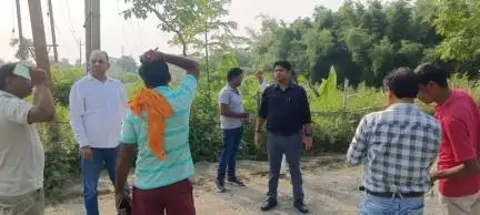 धमदाहा: डीएम के निर्देश पर धमदाहा के एसडीओ एवं डीसीएलआर ने बाढ़ पूर्व तैयारियों के लिए फ़रियानी बांध का किया निरीक्षण