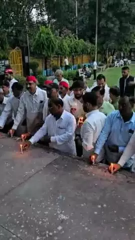 विनम्र श्रद्धांजलि 
यह घटना अत्यंत दुखद और हृदय विरादक है !
दिवंगत आत्माओं को शांति प्रदान करें  ओर  ईश्वर परिवार को