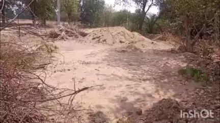 कुलपहाड़: अजनर में दबंग द्वारा खेत में बालू डंप करने से परेशान पीड़ित ने एसडीएम कार्यालय में की शिकायत