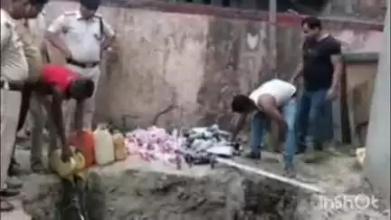 सौर बाज़ार: सौर बाजार पुलिस ने थाना परिसर में 55.6 लीटर शराब को किया नष्ट