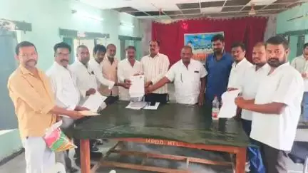 కోరుట్ల: మెట్పల్లి పట్టణంలో భూభారత్ రెవిన్యూ సదస్సులో దరఖాస్తులు ఫిర్యాదులు స్వీకరించిన ఎమ్మార్వో శ్రీనివాస్