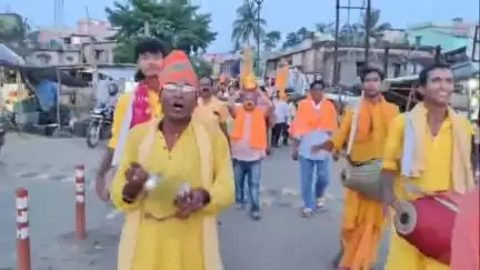 নারায়ণগড়: মহেশতলা য় তুলসী মন্দির ভাঙার ঘটনার প্রতিবাদে বাখরাবাদে তুলসী গাছ মাথায় নিয়ে পদযাত্রা