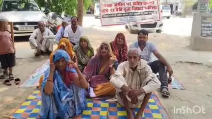 छिबरामऊ: तहसील परिसर में महिला अपने परिवार के साथ बैठे धरने पर कुछ लोगों ने उसकी जगह पर किया अवैध कब्जा #Jansamasya