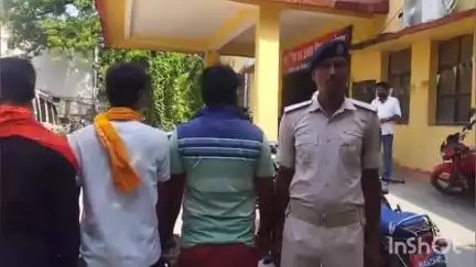 मधेपुरा: मद्य जिले में पुलिस ने छापामारी कर एक कोरेक्स कारोबारी और 6 शराबियों को किया गिरफ्तार