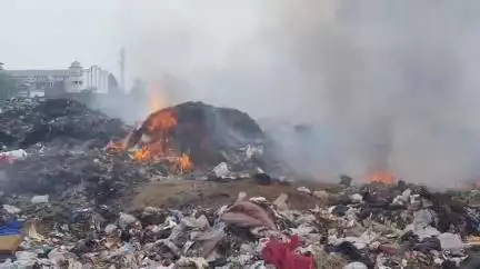 मिलक: बमनपुरी स्टेडियम के पास टचिंग ग्राउंड की जमीन पर कूड़े के ढेर में आग लगने से स्थानीय लोग बेहाल, अक्सर लगती है यहां आग