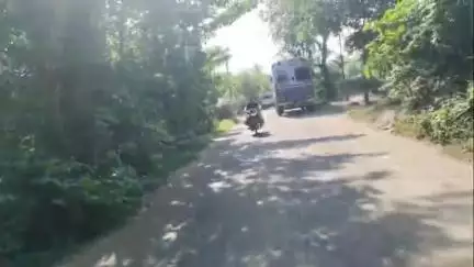 দাঁতন ১: রাজনগর এলাকায় রাস্তার বেহাল দশা ওভারলোডিং বালি গাড়ি চলাচল বন্ধের দাবিতে রাস্তা অবরোধ করল গ্রামবাসীরা #jansamasya