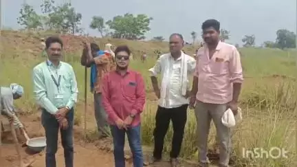 भंडारा: तिरखुरी येथे मग्रारोहयो अंतर्गत मजुरांच्या हाताला मिळाले काम ! सरपंचासह अन्य पदाधिकाऱ्यांनी करून दिला शुभारंभ