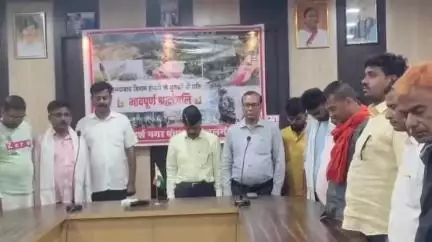 गोला: नगर पंचायत बड़हलगंज के विश्वनाथ उमर सभागार में शोक सभा का आयोजन, अहमदाबाद विमान हादसे में मृतकों को दी गई श्रद्धांजलि
