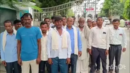 बरेली: नवाबगंज थाना क्षेत्र के ग्राम गंगापुर के ग्रामवासियों ने देवस्थान से भीमराव अंबेडकर की प्रतिमा हटाने की मांग की