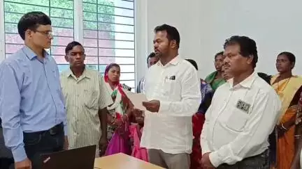 ଦେବଗଡ: ଭିମଗଞ୍ଜା ଗ୍ରାମକୁ ବିଦ୍ୟୁତ ସେବା ଯୋଗାଇବା ଦାବିରେ ଦେବଗଡ ଟିପିଡବ୍ଲୁଓଡିଏଲ କାର୍ଯ୍ୟାଳୟରେ ଅଭିଯୋଗ #jansamasya