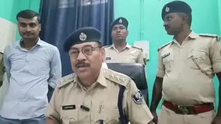 सुपौल: सुपौल पुलिस ने बैरिया मंच लोहा पुल के पास मारुति वैन से भारी मात्रा में शराब के साथ एक तस्कर को किया गिरफ्तार