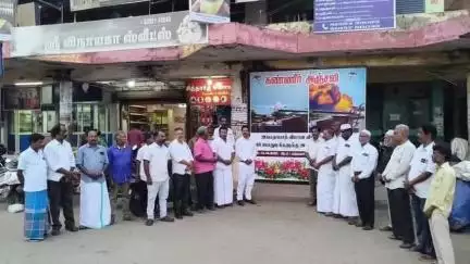 தேனி: அகமதாபாத் விமானத்தில் உயிரிழந்தவர்களுக்கு தேனி பழைய பேருந்து நிலையத்தில் அஞ்சலி செலுத்தினர்