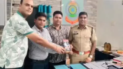 घरघोड़ा: श्रमजीवी पत्रकार संघ घरघोड़ा इकाई ने प्रशासनिक अधिकारियों को दूरभाष निर्देशिका ससम्मान भेंट की