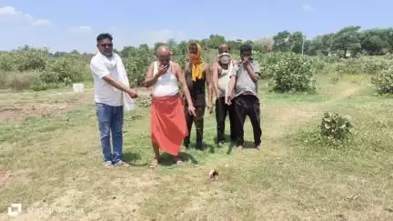 ओबरा: वार्ड नं 2 में सड़क किनारे फेंके गए अपशिष्ट पदार्थों से रहवासियों का जीना हुआ दूभर, बीमारियों फैलने की आशंका