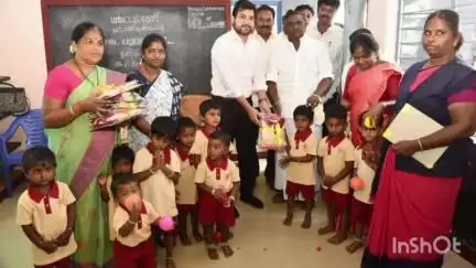 ஆண்டிப்பட்டி: திருமலாபுரத்தில் அங்கன்வாடி மையக் குழந்தைகளுக்கு வண்ண சிறுவர்களை கலெக்டர் வழங்கினார்
