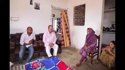 बड़हरिया: वसिलपुर गांव पहुंचकर स्वास्थ्य मंत्री ने शहीद रामबाबु सिंह के परिजनों को दी सांत्वना